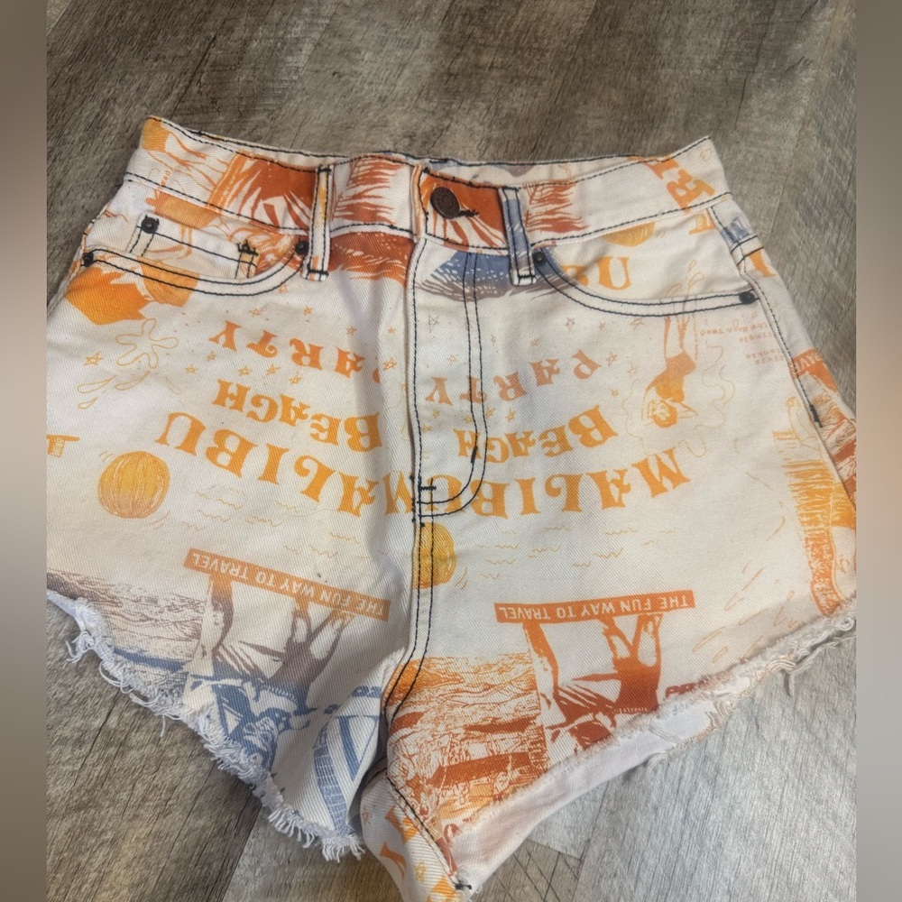BOG size 26 white Jean shorts w Malibu/beach graphics printed, pitched waist